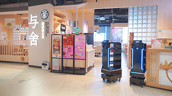 閃電(diàn)送餐機器(qì)人(rén)大(dà)顯身手，狹窄空(kōng)間(jiān)也能遊刃有(yǒu)餘